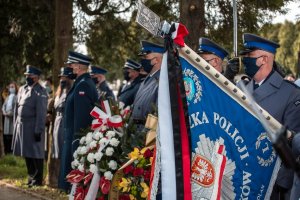 Na zdjęciu policjanci ze sztandarem na cmentarzu