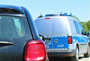 Na zdjęciu radiowóz i samochód