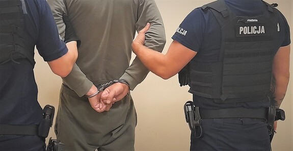 Na zdjęciu policjanci i zatrzymany