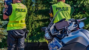 Na zdjęciu policjanci z drogówki i motocykl policyjny