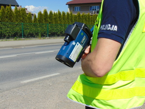 Na zdjęciu policjant z miernikiem