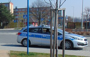 Radiowóz w tle bloki