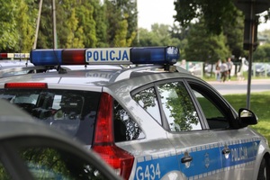 Na zdjęciu radiowóz w tle drzewa