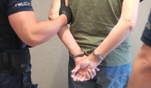 Na zdjeciu policjant z zatrzymanym