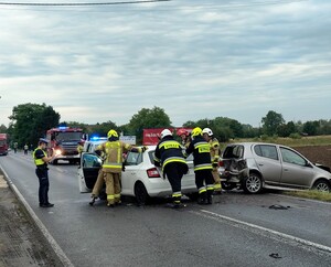 Na zdjęciu służby przy uszkodzonych samochodach