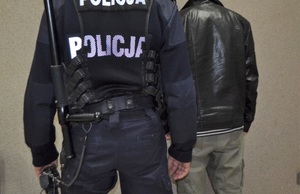 Na zdjęciu policjant z zatrzymanym