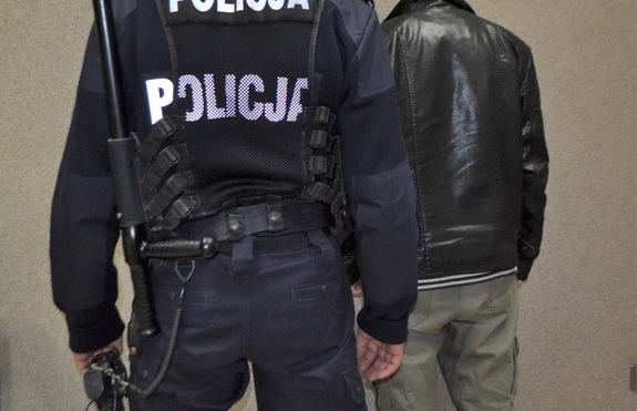 Na zdjęciu policjant z zatrzymanym