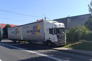Na zdjęciu ulica i uszkodzone samochody