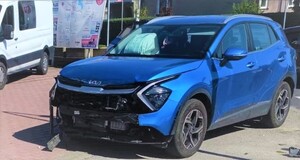 Na zdjęciu ulica i uszkodzone samochody