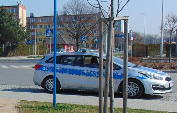 radiowóz na tle bloków