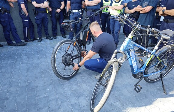 Policjanci podczas szkolenia na placu parkingowym