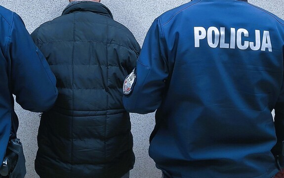 na zdjęciu policjanci i zatrzymany mężczyzna
