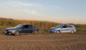 Na zdjęciu zatrzymanie mężczyzny, który nie zatrzymał się do kontroli drogowej