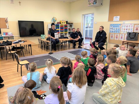 Policjanci uczą dzieci w ramach bezpiecznej drogo do szkoły