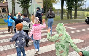 Policjanci uczą dzieci w ramach bezpiecznej drogo do szkoły