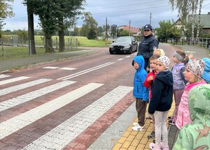 Policjanci uczą dzieci w ramach bezpiecznej drogo do szkoły
