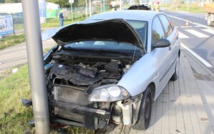 Na zdjęciu uszkodzone samochody