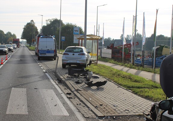 Na zdjęciu uszkodzone samochody