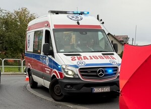 Na zdjęciu karetka obok parawanu