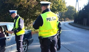 Na zdjęciu dzieci z policjantami podczas akcji