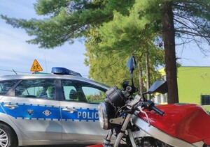 na zdjęciu motocykl przy radiowozie
