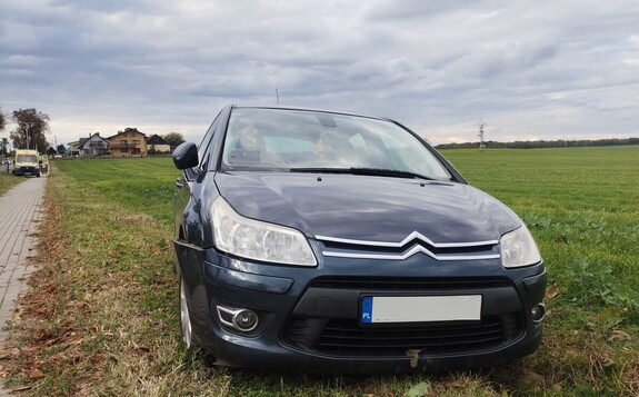 Na zdjęciu samochód w oddali karetka