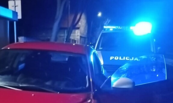 Na zdjęciu radiowóz i samochód w nocy