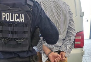 Na zdjęciu policjant z zatrzymanym