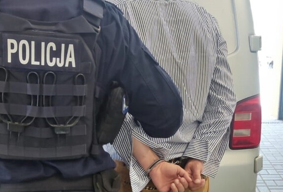 Na zdjęciu policjant z zatrzymanym