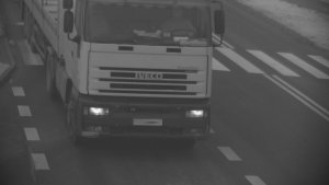 Na zdjęciu ciężarówka marki Iveco jadąca ulicą