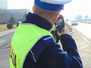 Na zdjęciu policjant mierzący prędkość