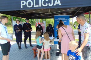 Na zdjęciach policyjny namiot profilaktyczny pod którym znajdują się osoby i policjanci.