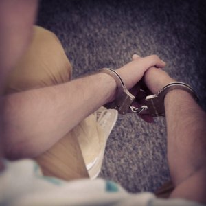 Na zdjęciu ręce zatrzymanego mężczyzny w kajdankach