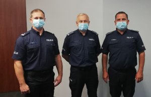 Na zdjęciu trzech policjantów w mundurach służbowych