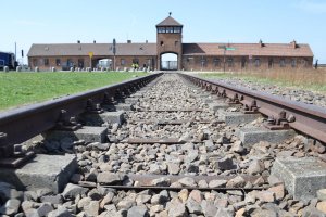 Na zdjęciu Brama Śmierci w byłym niemieckim nazistowskim obozie koncentracyjnym i zagłady Birkenau