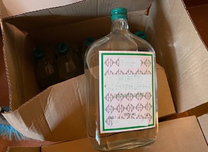 Na zdjęciu karton z zabezpieczonymi butelkami spirytusu