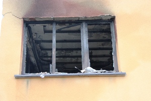 Na zdjęciu blok i spalone okno.