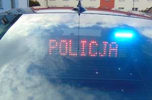 Na zdjęciu radiowóz nieoznakowany BMW . Napis policja na tylnej szybie.
