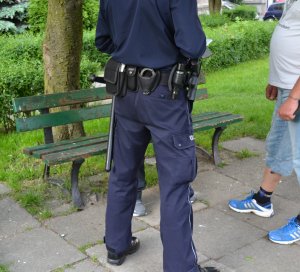 Zdjęcie przedstawia policjanta legitymującego mężczynę