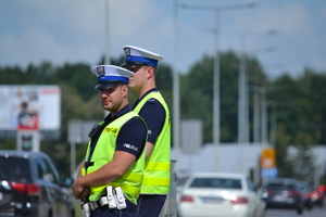 Na zdjęciu policjanci wydziału ruchu drogowego podczas służby na drodze