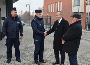 Na zdjęciu komendant dziękuje burmistrzowi podając rękę