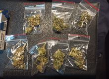 Na zdjęciu widać zabezpieczoną marihuanę w 7 woreczkach  foliowych, rozłożonych obok siebie.