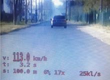 Zdjęcie z kamery umieszczonej w radiowozie widać tył samochodu jadącego z prędkości 113 km/h