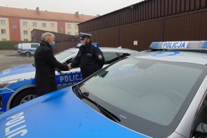 Starosta wręcza policjantowi kluczyk od radiowozu